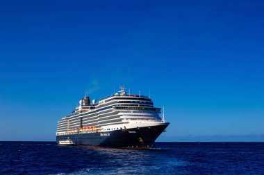 Half Moon Cay Adası, Bahamalar - 2 Aralık 2019: Hollanda Amerika yolcu gemisi Eurodam limana yanaştı