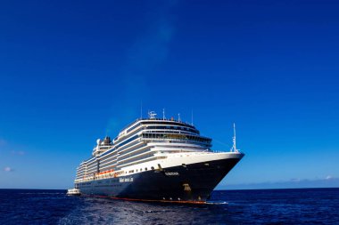 Half Moon Cay Adası, Bahamalar - 2 Aralık 2019: Hollanda Amerika yolcu gemisi Eurodam limana yanaştı