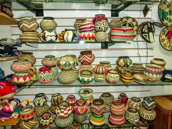 Etnische souvenirs, baseballcaps, tassen met verschillende patronen hangend op de straatmarkt — Stockfoto