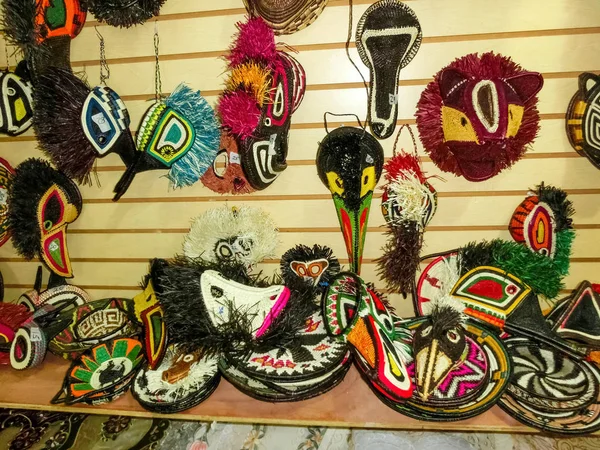 Souvenirs étnicos, gorras de béisbol, bolsos con varios patrones colgando en el mercado callejero — Foto de Stock