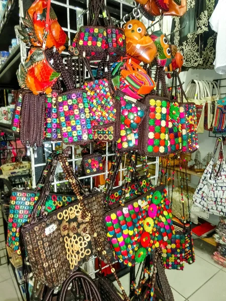 Этнические сувениры, бейсболки, сумки с различными узорами висят на уличном рынке — стоковое фото