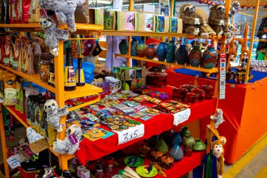 Puerto Limon, Kosta Rika - 8 Aralık 2019: Etnik hediyelik eşyalar, beyzbol şapkaları, sokak pazarında asılı çeşitli desenli çantalar