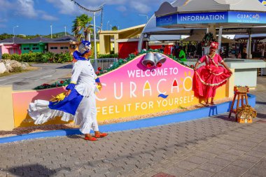 Willemstad, Curacao, Hollanda - 5 Aralık 2019: Curacao limanında turistleri karşılayan yerli kadınların görüntüsü.