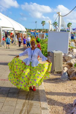 Willemstad, Curacao, Hollanda - 5 Aralık 2019: Curacao limanında turistleri karşılayan yerli kadınların görüntüsü.