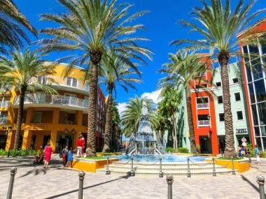 Willemstad, Curacao, Hollanda - 5 Aralık 2019: Curacao 'daki Handelskade caddesinde özel renkli binalar