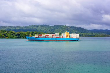 Panama Kanalı, Panama - 7 Aralık 2019: Panama Kanalı 'ndaki Maersk Hattı konteynır gemisi.