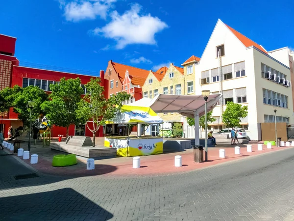 Willemstad, Curaçao, Pays-Bas - 5 décembre 2019 : Bâtiments colorés spécifiques dans la rue à Curaçao — Photo