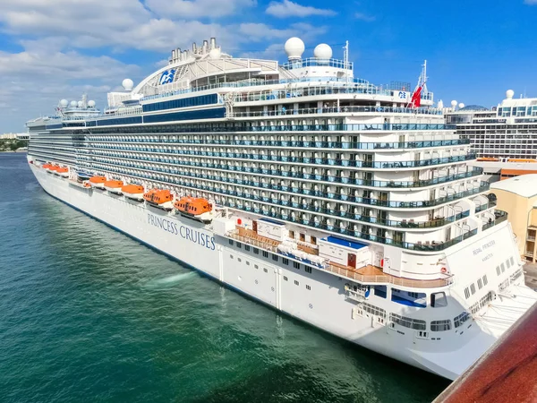 Fort Lauderdale - 1 grudnia 2019: Regal Princess statek rejsowy zadokował w porcie morskim Port Everglades — Zdjęcie stockowe