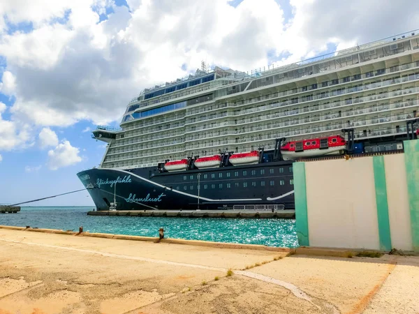 Oranjestad, Aruba - 4 Aralık 2019: Yolcu gemisi Mein Schiff 2 Aruba Adası 'na yanaştı — Stok fotoğraf