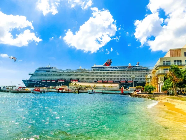 Oranjestad, Aruba - 4 december 2019: Het cruiseschip Mein Schiff 2 is aangemeerd op Aruba eiland — Stockfoto