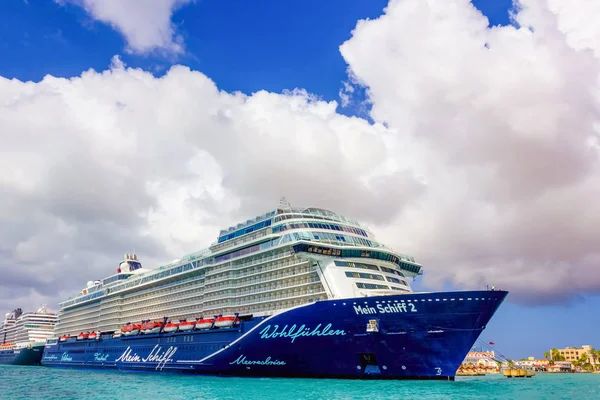 Oranjestad, Aruba - 4 décembre 2019 : Le navire de croisière Mein Schiff 2 amarré à l'île d'Aruba — Photo