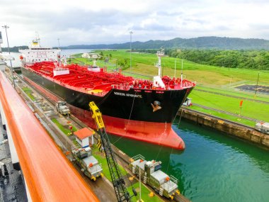 Panama Kanalı, Panama - 7 Aralık 2019: Panama Kanalı 'ndaki Miraflores Kilitleri' ne giren bir kargo gemisi
