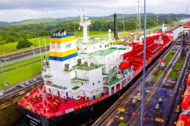Panama Kanalı, Panama - 7 Aralık 2019: Panama Kanalı 'ndaki Miraflores Kilitleri' ne giren bir kargo gemisi