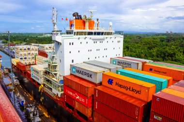 Panama Kanalı, Panama - 7 Aralık 2019: Panama Kanalı 'ndaki Miraflores Kilitleri' ne giren bir kargo gemisi