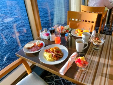 Lüks soyut kruvaziyer gemide yemek odası büfe