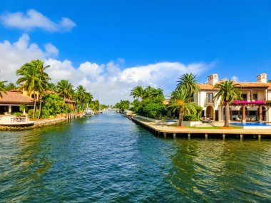 Fort Lauderdale 'deki New River boyunca kanallar ve rıhtım evleri.