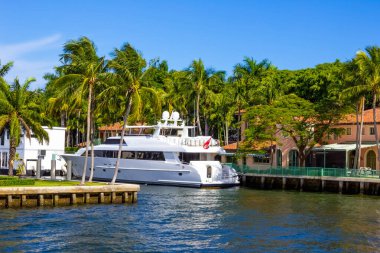 Fort Lauderdale 'deki New River boyunca kanallar ve rıhtım evleri.