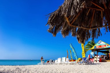 Palm Beach, Aruba - 4 Aralık 2019: Karayip adası Aruba 'daki Palm Beach manzarası.