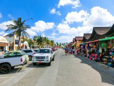 Oranjestad, Aruba - 4 Aralık 2019: Karayipler 'deki işlek turist alışveriş bölgesinin sokak manzarası