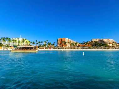 Karayip adası Aruba 'daki Palm Beach manzarası.