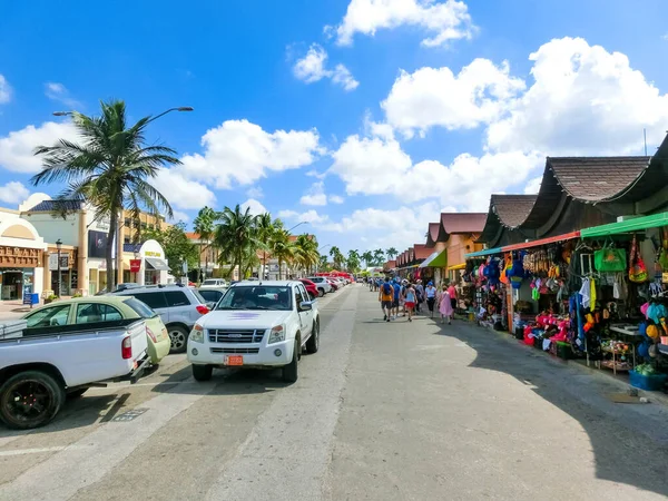 Oranjestad, Aruba - 4 de dezembro de 2019: Vista de rua do movimentado distrito de compras turísticas na cidade caribenha — Fotografia de Stock