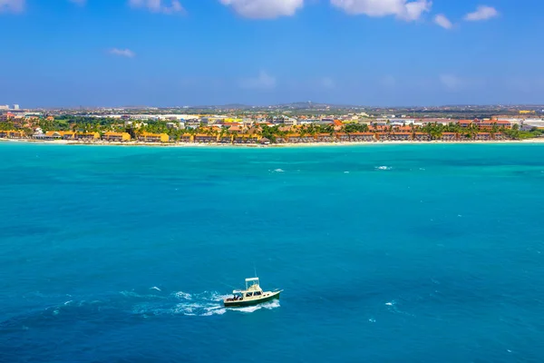 View of Palm Beach on the Caribbean island of Aruba. — Stock Photo, Image