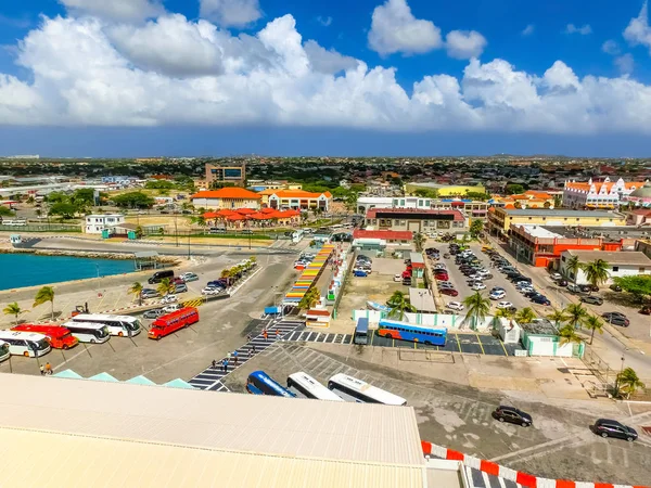Vista del puerto principal en Aruba mirando desde un crucero hacia abajo sobre la ciudad y los barcos. Provincia holandesa llamada Oranjestad, Aruba - hermosa isla caribeña . — Foto de Stock