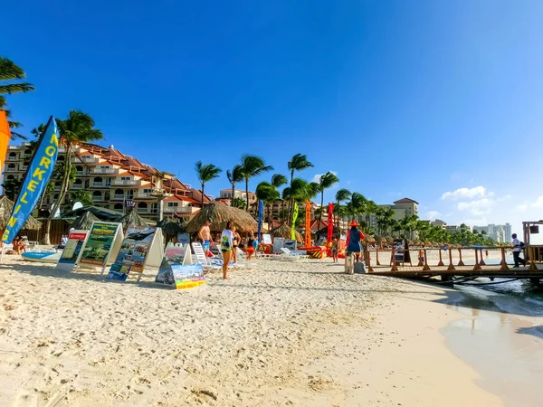 Palm Beach, Aruba - 4 de diciembre de 2019: Vista de Palm Beach en la isla caribeña de Aruba . —  Fotos de Stock