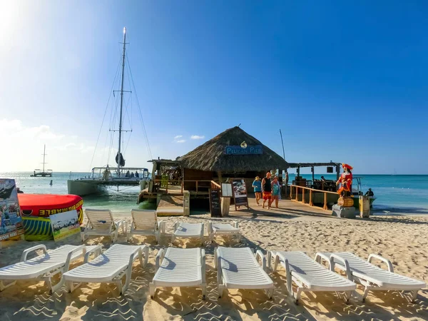 Palmenstrand, aruba - 4. Dezember 2019: Blick auf Palmenstrand auf der karibischen Insel aruba. — Stockfoto
