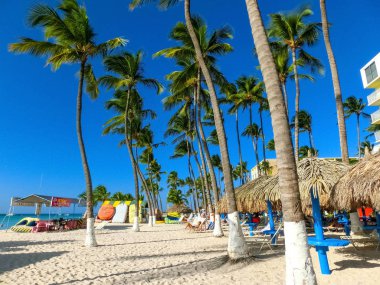 Palm Beach, Aruba - 4 Aralık 2019: Karayip adası Aruba 'daki Palm Beach manzarası.