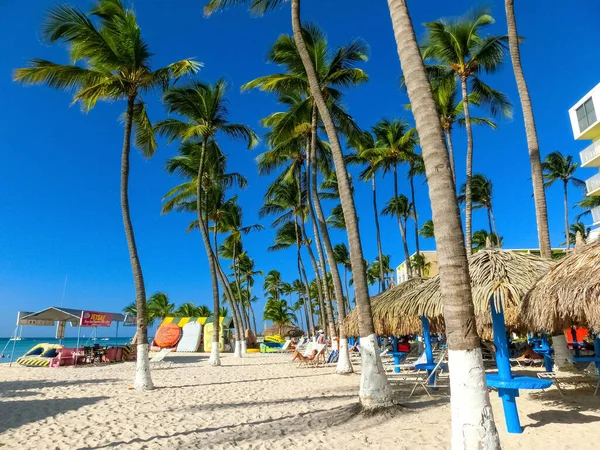 Palm Beach, Aruba - 4. prosince 2019: Pohled na Palm Beach na karibském ostrově Aruba. — Stock fotografie