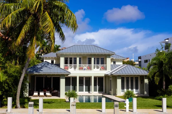 Luksusowy dwór w ekskluzywnej części Fort Lauderdale — Zdjęcie stockowe