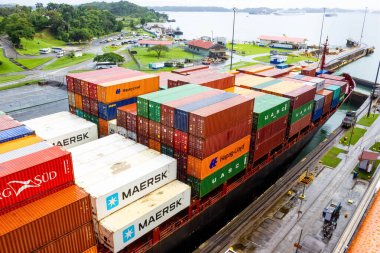 Panama Kanalı, Panama - 7 Aralık 2019: Panama Kanalı 'ndaki Miraflores Kilitleri' ne giren bir kargo gemisi