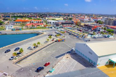 Aruba 'daki ana limanın manzarası şehrin ve teknelerin üzerindeki bir yolcu gemisinden görünüyor. Hollanda 'nın Oranjestad, Aruba - güzel Karayip Adası.