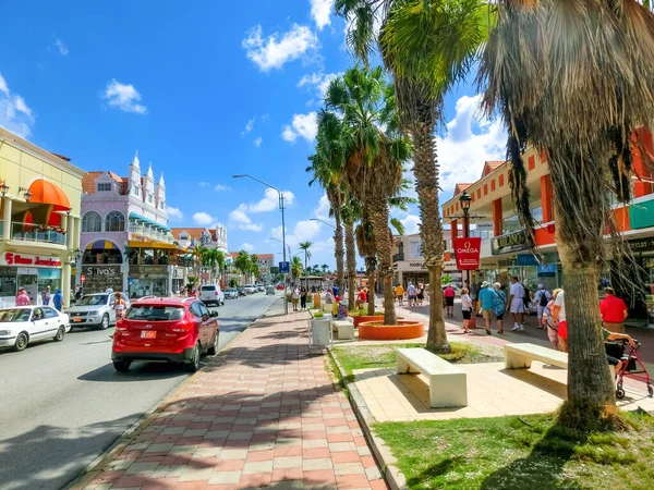 Oranjestad, Aruba - December 4, 2019：Street view of busy tourist shopping district in Caribbean City — 图库照片