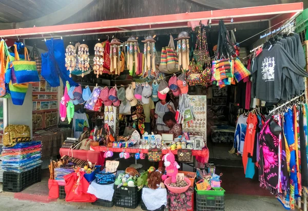Oranjestad, Aruba - 8 de enero de 2018: Los recuerdos locales en un mercado callejero de Oranjestad . — Foto de Stock