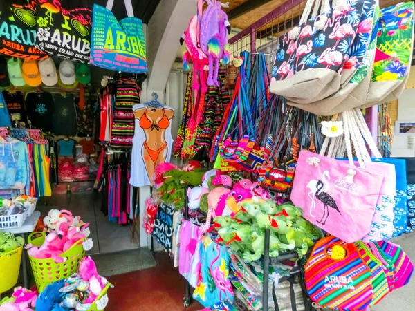 Oranjestad, Aruba - 8 de enero de 2018: Los recuerdos locales en un mercado callejero de Oranjestad . — Foto de Stock