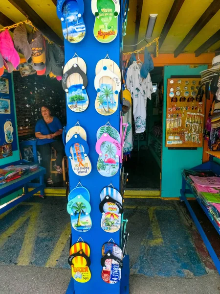 Ораньестад, Аруба - 8 января 2018 года: Местные сувениры на уличном рынке Ораньестада . — стоковое фото