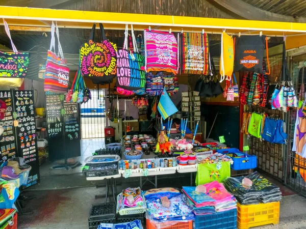 Oranjestad, Aruba - 8 de enero de 2018: Los recuerdos locales en un mercado callejero de Oranjestad . — Foto de Stock