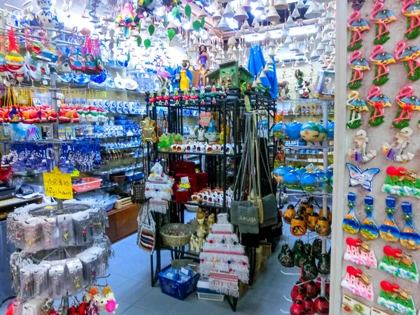 Oranjestad, Aruba - January 8, 2018: The local souvenirs in a street market of Oranjestad. — Stock Photo, Image
