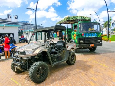 Oranjestad, Aruba - 4 Aralık 2019: Aruba 'da renkli bir tur otobüsü.