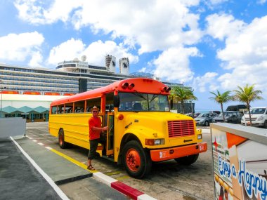 Oranjestad, Aruba - 4 Aralık 2019: Aruba 'da renkli bir tur otobüsü.