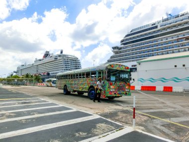 Oranjestad, Aruba - 4 Aralık 2019: Aruba 'da renkli bir tur otobüsü.