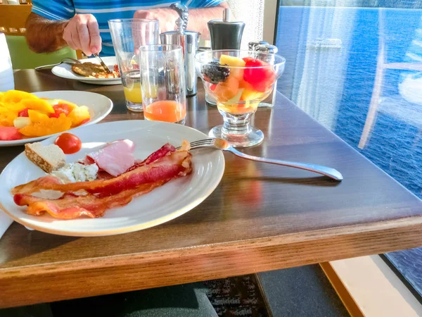 A luxus absztrakt sétahajó fedélzetén étkezőjében svédasztalos — Stock Fotó