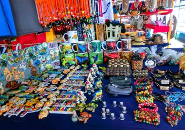 Puerto Limon, Kosta Rika - 8 Aralık 2019: Etnik hediyelik eşyalar, beyzbol şapkaları, sokak pazarında asılı çeşitli desenli çantalar