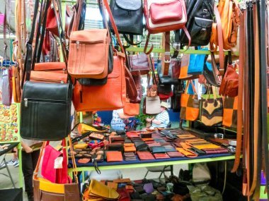 Puerto Limon, Kosta Rika - 8 Aralık 2019: Etnik hediyelik eşyalar, beyzbol şapkaları, sokak pazarında asılı çeşitli desenli çantalar