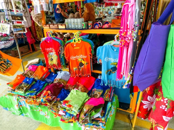 Puerto Limón, Costa Rica - 8 de diciembre de 2019: souvenirs étnicos, gorras de béisbol, bolsos con varios patrones colgando en el mercado callejero — Foto de Stock