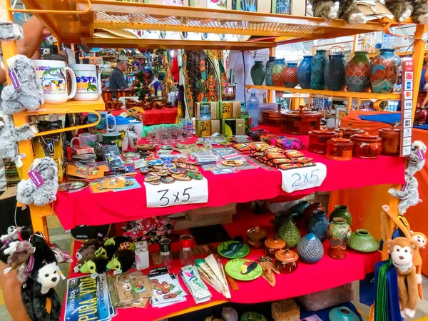 Puerto Limon, Costa Rica - 2019 년 12 월 8 일: 민족 기념품, 야구 모자, 길거리 시장에 다양 한 패턴이 걸려 있는 가방 — 스톡 사진