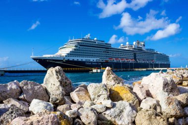 Willemstad, Curacao, Hollanda - 5 Aralık 2019: Willemstad, Curacao 'daki Punda bölgesinde demirlemiş gemi,