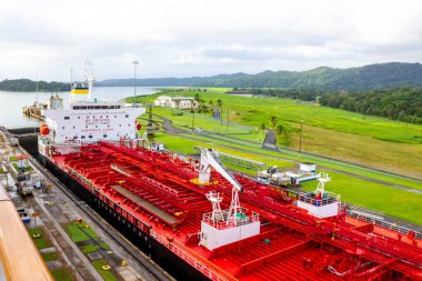Panama Kanalı, Panama - 7 Aralık 2019: Panama Kanalı 'ndaki Miraflores Kilitleri' ne giren bir kargo gemisi